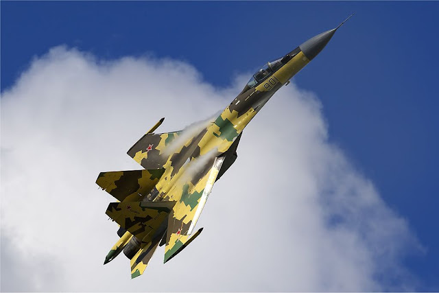 Sukhoi Su-35 vapor trail