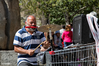 Tocando la batería en Plaza de Armas