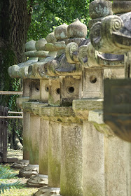 lanternes japonaises anciennes en pierre