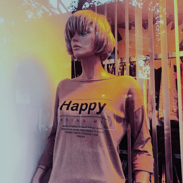 Etalagepop met shirt met opschrift 'Happy Being Me'