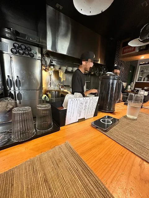 麺屋 さくら井の店内（カウンター席のみ）