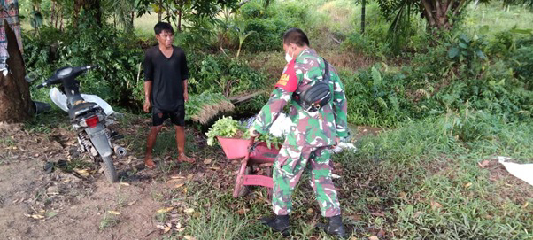 Anggota Satgas TMMD Ke-111 Kodim 1207/Pontianak Rela Membantu Walaupun Hanya Bantuan Yang Kecil