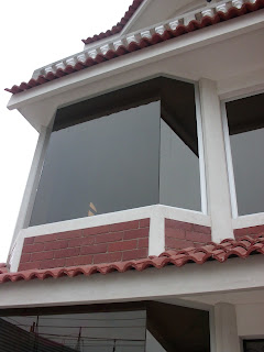 <img src="ventana.jpg" alt="estilos y fabricación de toda clase de ventanas"> 