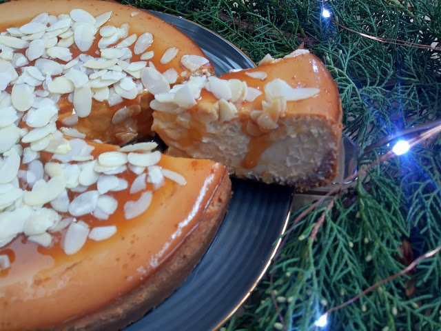 Cheesecake de turrón de Jijona. Tarta de queso ricota y turrón blando de almendra. Tarta de queso al horno. Postre, merienda, receta fácil, cuca