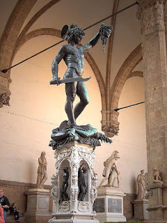 Perseu decapitando Meduza na Piazza della Signoria, Florença - Itália