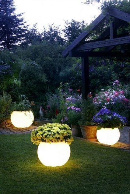 oświetlenie LED w ogrodzie doniczka 