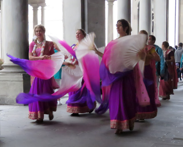 Hare Krishna dancers, Uffizi Gallery, Florence