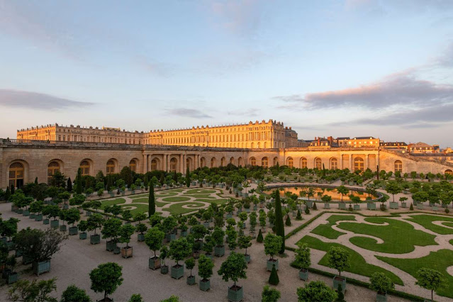 To εντυπωσιακό παλάτι των Βερσαλλιών με τους κήπους του. [Credit: Facebook/Château de Versaille]