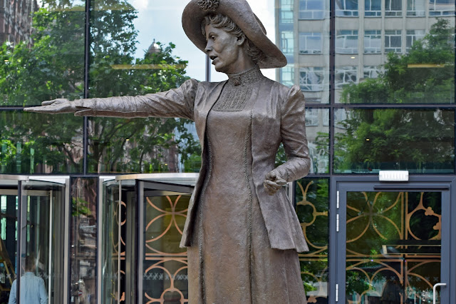 Statue of Emmeline Pankhurst with arm outstretched