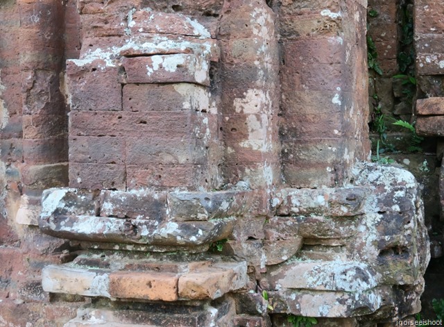 Bricks were laid closely and held together without the use of mortar.