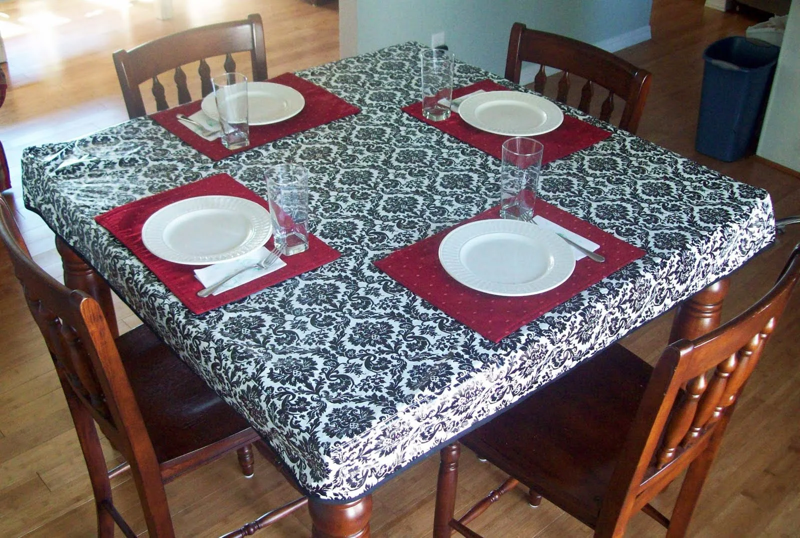 Running With Scissors: Fitted Simple Tablecloth