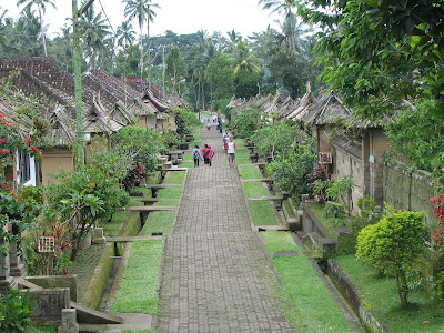  Desa adalah pemukiman manusia dengan populasi antara beberapa  ratus hingga beberapa ribu Pengertian Desa (Artikel Lengkap)