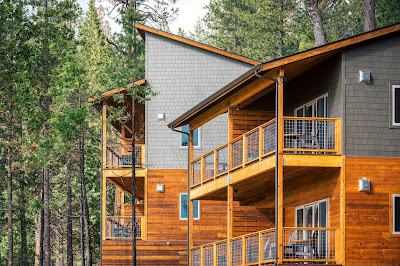 Rush Creek Lodge at Gateway to Yosemite National Park