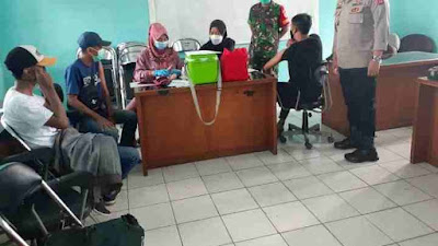 Danramil 16/LL Kapten Inf Koswara bersama Kapolsek Leuwiliang Kompol Andryanto,SH,MH Gelar Vaksin Boster di Terminal Leuwiliang