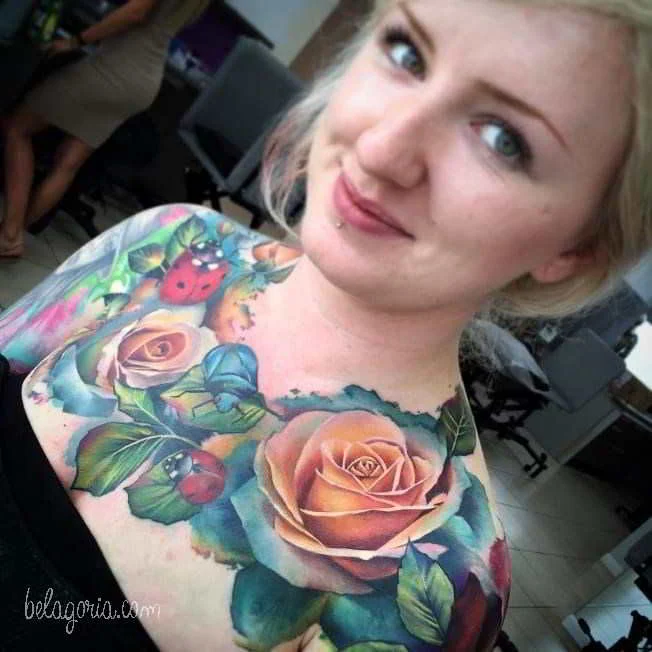 Una chica con tatuaje en el pecho de rosas