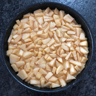 Gâteau norvégien aux pommes et à la vanille avant cuisson