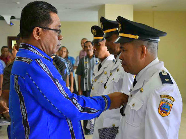 Petrus Fatlolon Lantik Lima Pejabat Kepala Desa