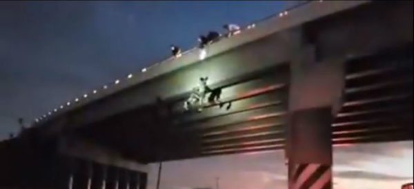 México: Seis cuerpos amanecen colgando de tres puentes en Baja California Sur