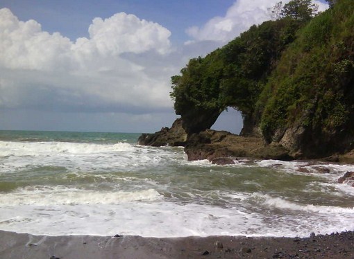 Pesona Keindahan Wisata Pantai Karang Bolong Di Buayan
