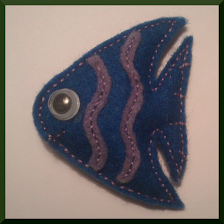 broche fieltro pez azul