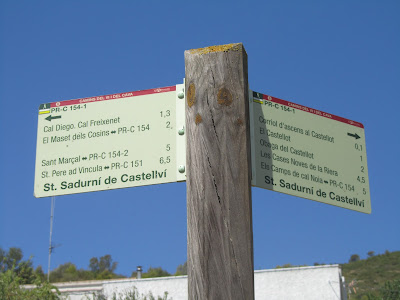 La Bisbal del Penedès a Montserrat; rètol informatiu en direcció a Les Cases Noves de la Riera, terme municipal de Castellví de la Marca