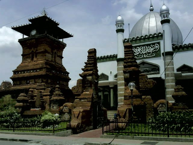 Keunikanseni masjid ini memiliki ciri khas tersendiri misalnya