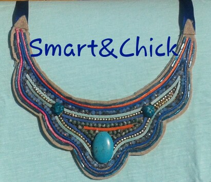 collar babero con piedras y base de fieltro