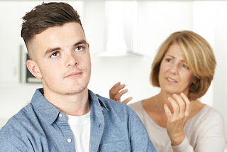 Maman qui est inquiète de son fils qui a une addiction aux jeux vidéo.