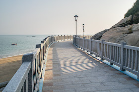 La promenade aménagée sur la plage à Xiamen