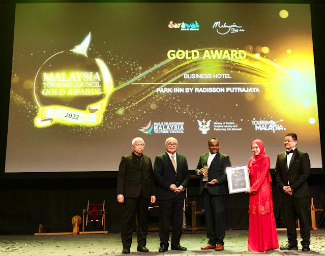 PARK INN BY RADISSON PUTRAJAYA DIANUGERAHKAN SEBAGAI HOTEL PERNIAGAAN DI MAJLIS ANUGERAH EMAS MTC 2022