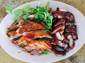 Best 10 Roast Pork in JB Malaysia. Restoran Oktober in Johor Jaya Bakawali 洪记烧腊鸡饭