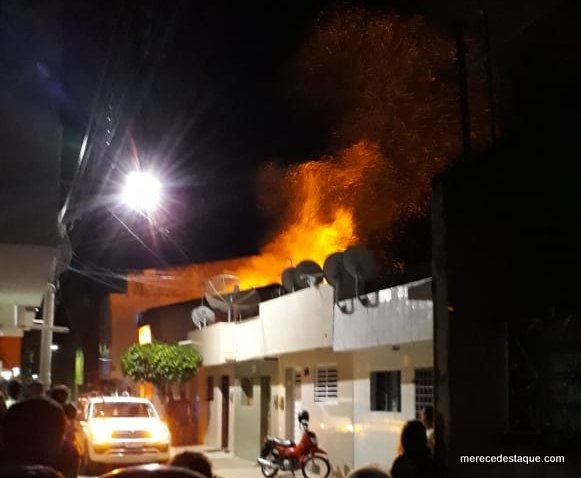 Incêndio destrói residência em Santa Cruz do Capibaribe