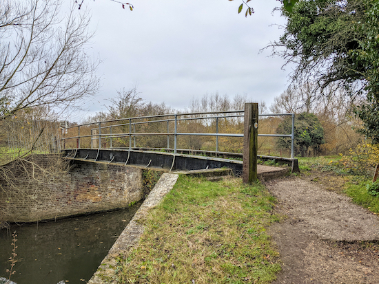 Cross the River Stort on the footbridge then turn right on the towpath