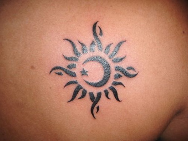 Este preto tatuagem mostra uma lua crescente encapsulado em um sol e é retratado em um estilo tribal.
