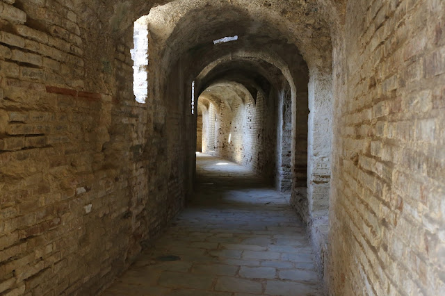 Una de las galerías interiores de un gran anfiteatro romano.