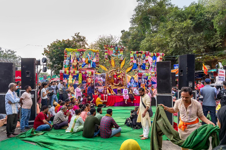 The festival is known for its vibrant cultural performances, which include traditional dances such as the Nati, Chhambha, and Karyala. Local artists and musicians also showcase their talents at the festival, performing folk songs and playing traditional instruments such as the dhol and nagara.