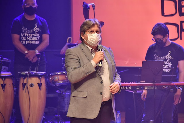 João Azevêdo prestigia finalíssima do 4° Festival de Música da Paraíba e entrega prêmio ao vencedor