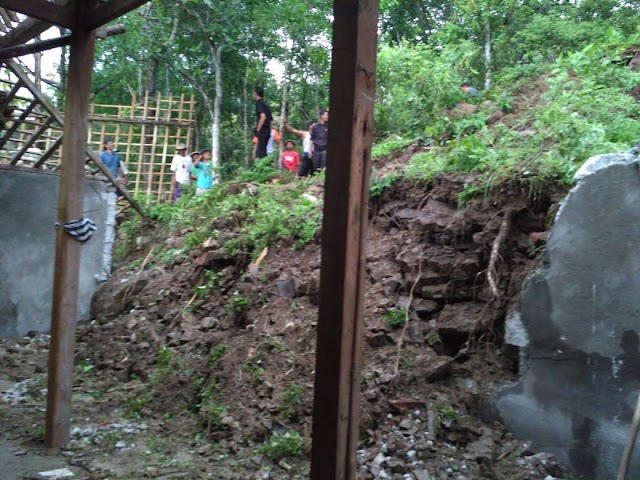 Longsor Menimpa Rumah Milik "Prapto Suwignyo" Disebabkan Hujan Lebat)