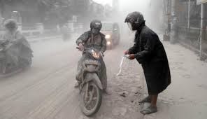 Foto Abu Vulkanik Gunung Kelud Yogyakarta