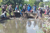 Polri Hadir di Tengah Masyarakat, Wakapolres Sidrap Terjun Langsung Bersama Warga Bersihkan Drainase