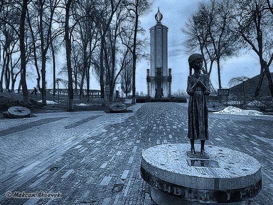 Фотограф Максим Яковчук: Національний музей Голодомору-геноциду — національний музей в Києві, розташований на Печерську і присвячений злочину Голодомору-геноциду в Україні. Старі назви: Національний музей «Меморіал жертв Голодомору» (до серпня 2019 року); Національний музей «Меморіал пам'яті жертв голодоморів в Україні» (до 2015 року). Розташований за адресою: вул. Лаврська, 3, м. Київ.