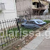 Λάρισα: Αυτοκίνητο προσγειώθηκε σε αυλή σπιτιού μετά από τροχαίο