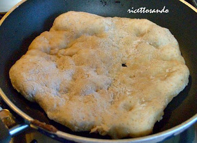 Naan pane integrale indiano cottura in padella