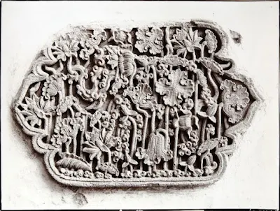 Relief pada makam Rаtu Kalinyamat di Mаѕjіd Mаntіngаn