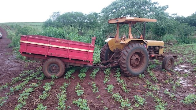 PM de Ubiratã recupera trator e objetos roubados em zona rural