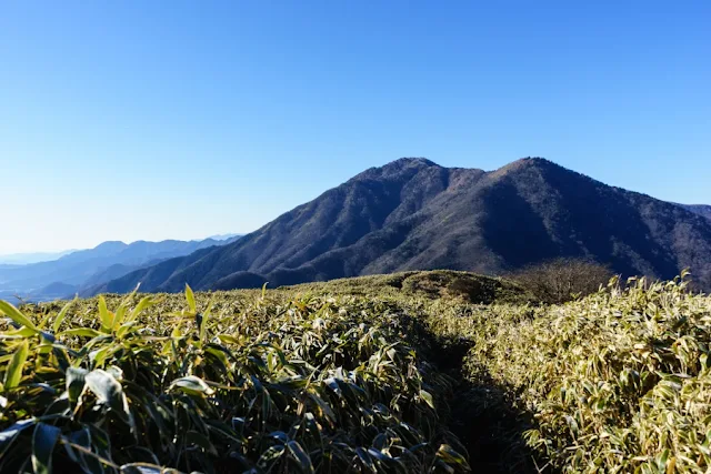 山梨百名山・竜ヶ岳から望む雨ヶ岳・タカデッキ