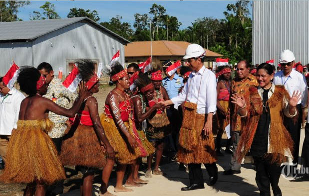  Pakaian  Adat  Papua Barat Nama Gambar  dan Penjelasannya 