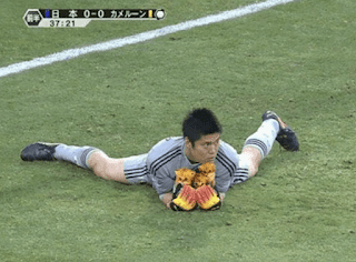 Alguien reemplazó los balones de fútbol frente a los porteros con gatos y es oro puro