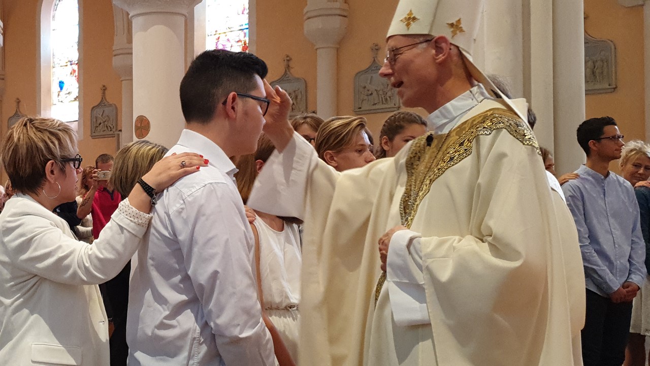 Sacrement de la confirmation à l'église de Boën avec Mgr Bataille