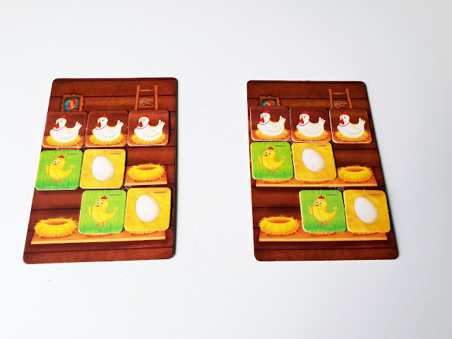 na zdjęciu dwie plansze z gry pełny kurnik a na nich kafelki ułożone w ten sam sposób